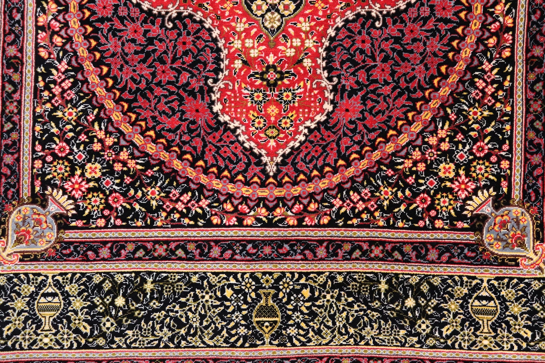 【セディギヤン工房】赤と黒の「Lachak Toranj」ペルシャ絨毯 クム産 シルク 100%  ID25010