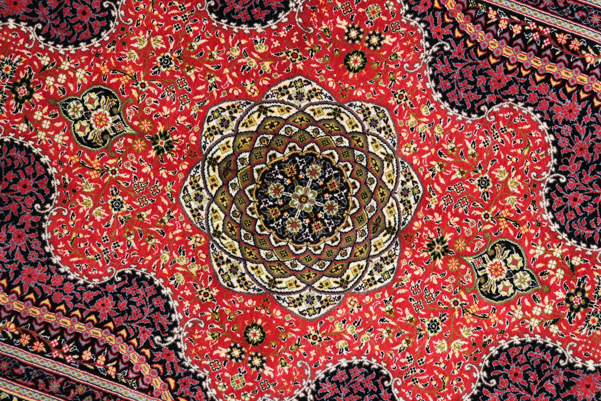 【セディギヤン工房】赤と黒の「Lachak Toranj」ペルシャ絨毯 クム産 シルク 100%  ID25010
