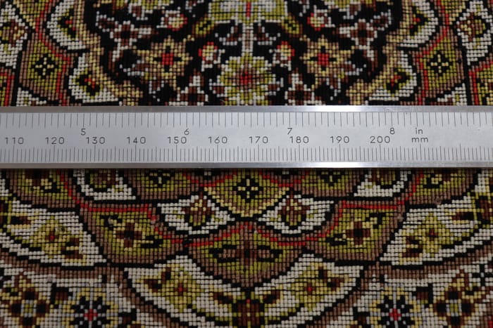 【セディギヤン工房】赤と黒の「Lachak Toranj」ペルシャ絨毯 クム産 シルク 100%  ID25010